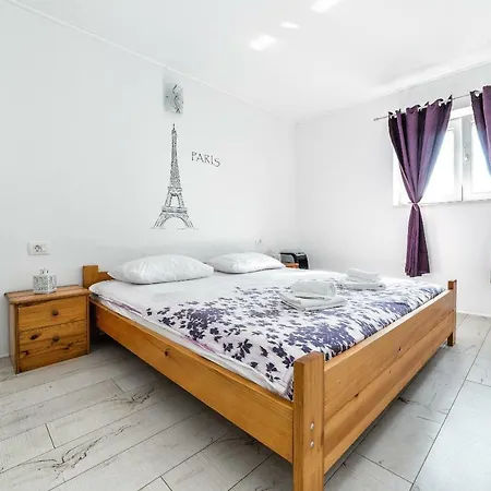 Apartment Apartman Mikica *